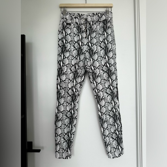 SOLD | Frame Ali High Rise Cigarette Jeans Tonal Python Print - Picture 4 of 11